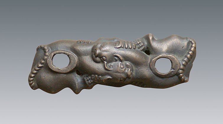 双虎相拥纹银饰件