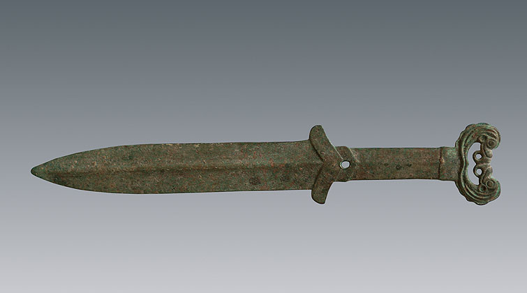 双鸟触首青铜短剑